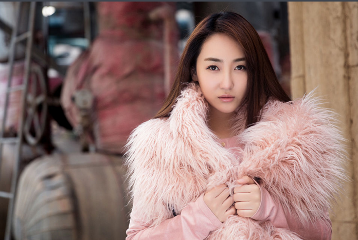 她演过壮士出川中的郑桂芳拍性感迷人写真她是谁