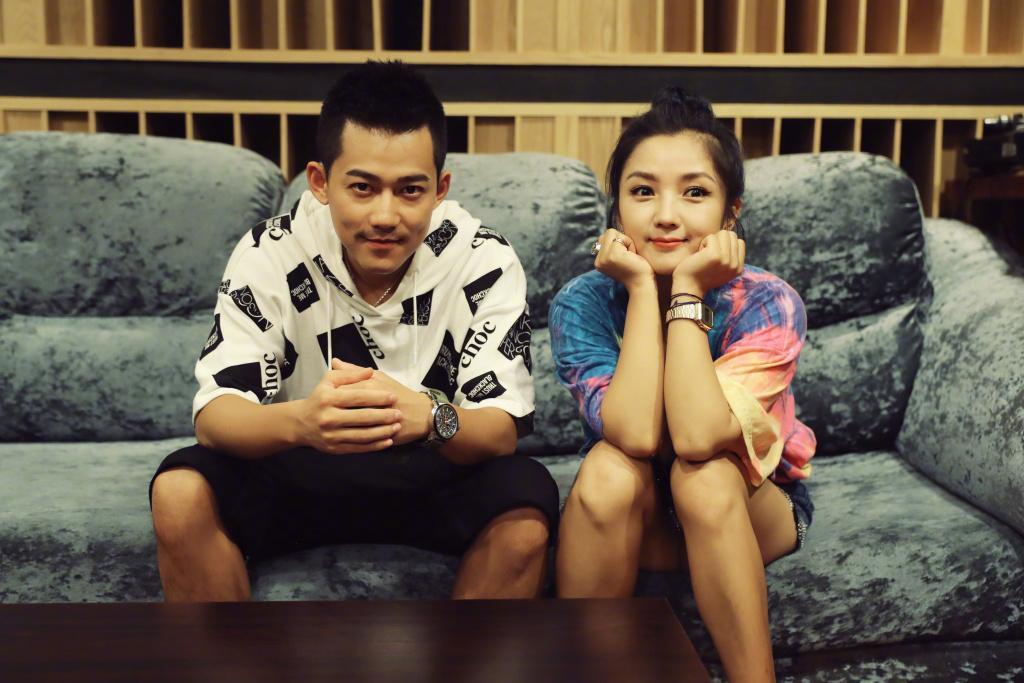 苏醒晒与何洁工作照亲密无间,网友:公开了吗?