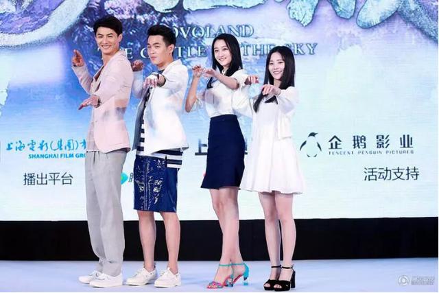 再来看看关晓彤跟身高180的欧豪的合照,就算关晓彤穿了4厘米的高跟鞋