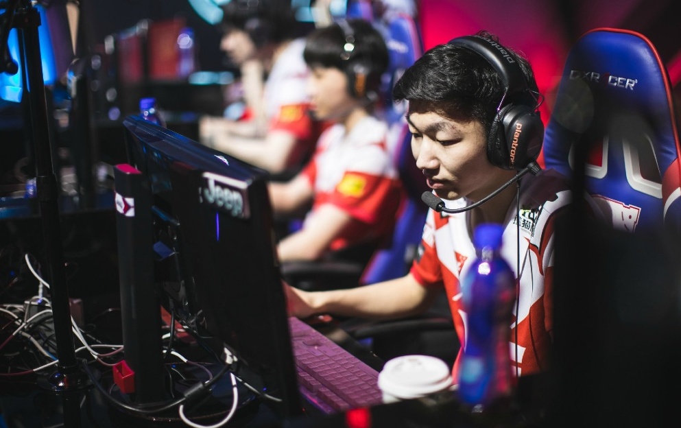 we康帝被曝光赛前与女友私会粉丝狂喷其风花雪月