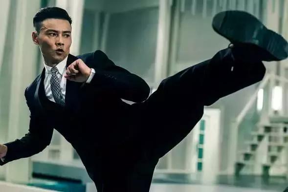 战狼2后看它,在绝对权势面前 你根本没有反抗的资格