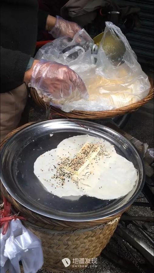 以糖制成,含有细致的纹路,颜色有如大蒜,白葱一般,且形状像葱,因而得