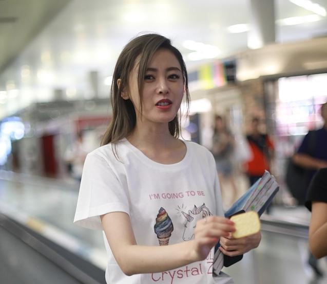 张天爱机场吃饼干,女神形象幻灭竟是因为新造型