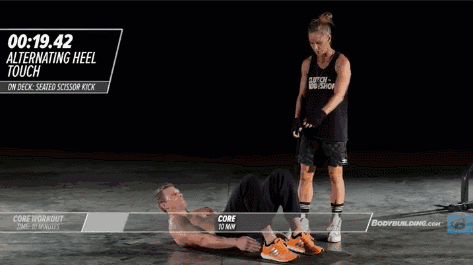 坐姿剪刀式踢腿