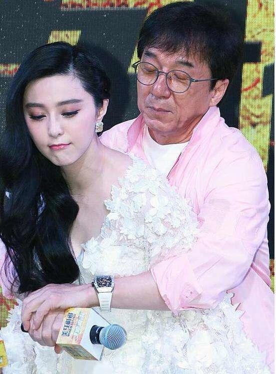 女明星们被揩油的尴尬瞬间:有人抗拒,有人无奈