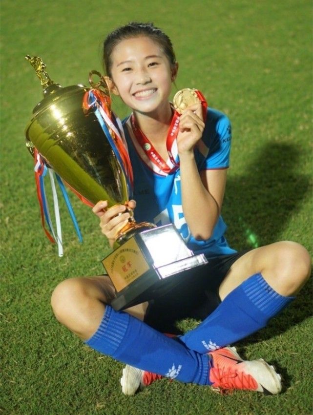 中国足坛第一女神熊熙熊伟新在社交圈子发文表示:"女儿很优秀,我爱你!