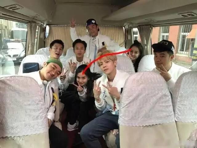 抢C位郑爽太嫩,杨洋张天爱妙招:伸腿和一阳指