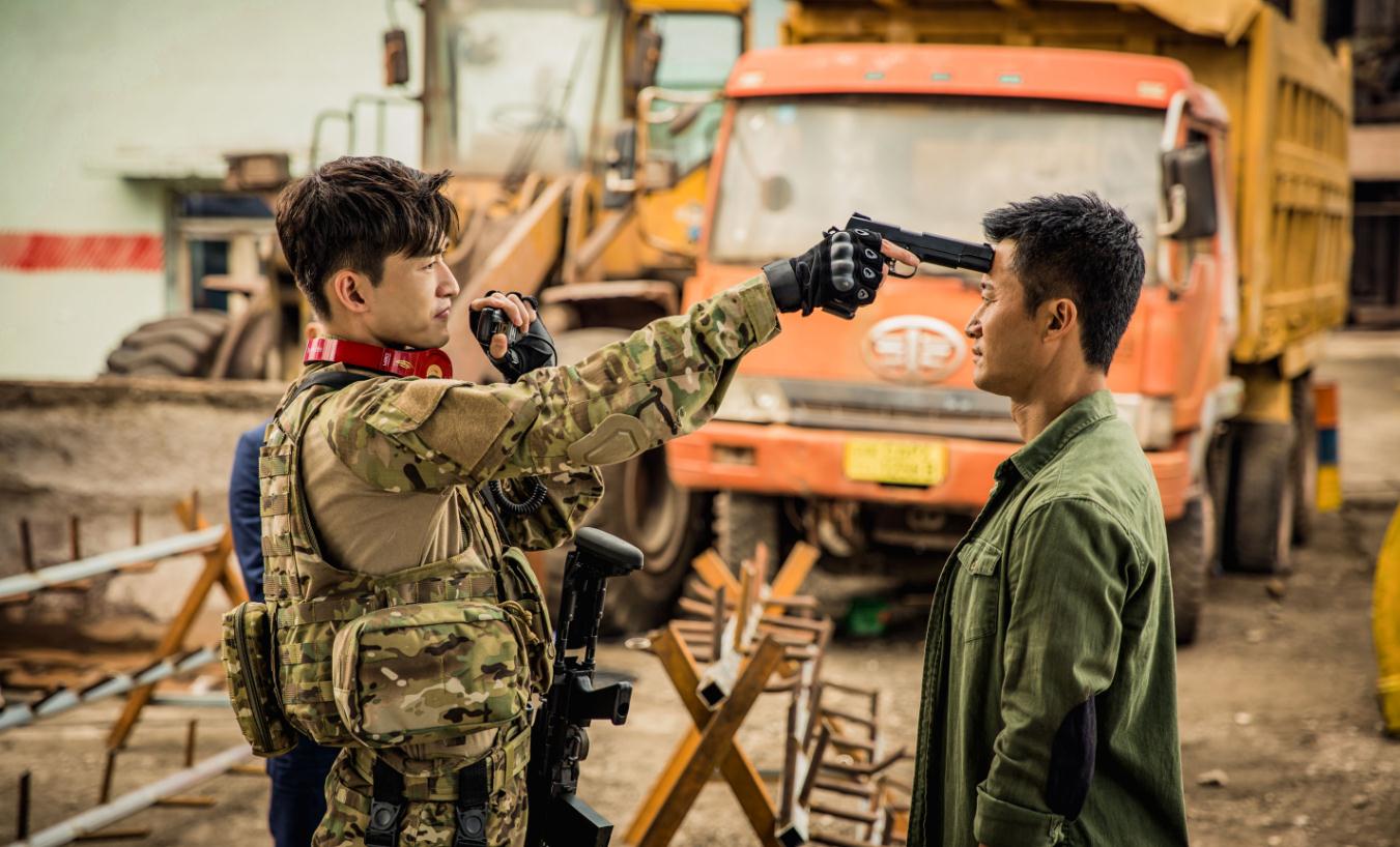 《战狼2》他露一下脸 8亿海报是他,和吴京啥关系