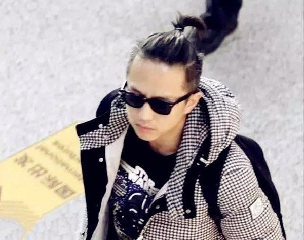 邓超扎小辫的造型还是很好看的,时尚感挺足.