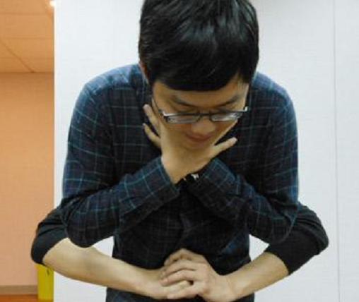 担心咽喉炎找上身,10个症状可知道|咽喉炎|慢性咽炎|生梨_新浪新闻