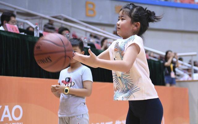 而就在2017姚基金希望小学篮球季全国表演赛在南京江宁体育馆举行