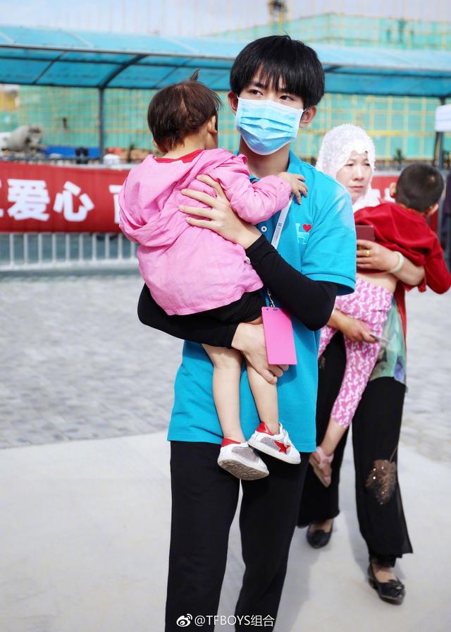 王源加入韩红公益活动,抱孩子的姿势没有千玺标准?