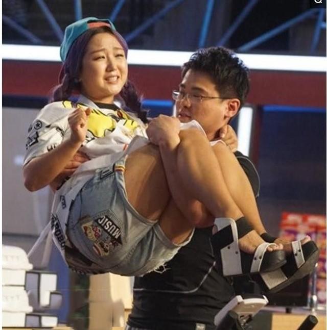 女星们被公主抱的尴尬瞬间,网友:这底裤都漏出来了