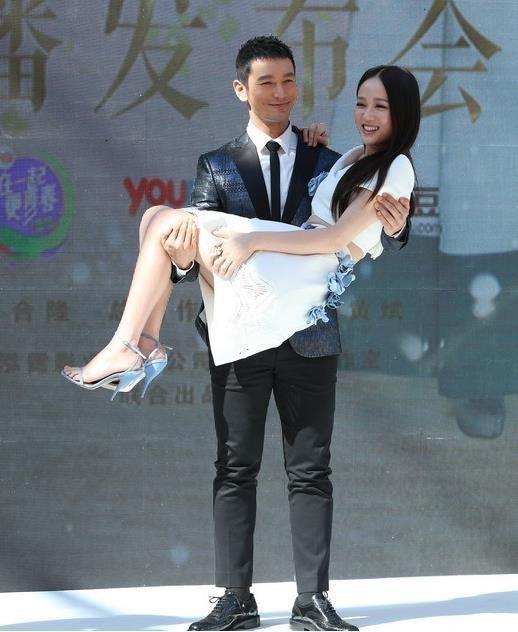 女星们被公主抱的尴尬瞬间,网友:这底裤都漏出来了