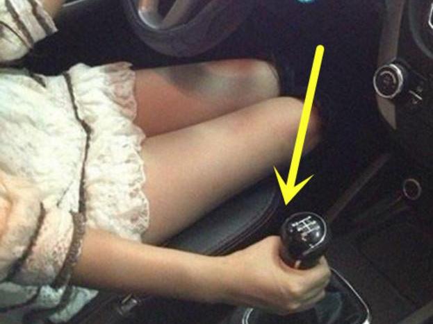 司机都这么操作?网友:女司机专用挂挡姿势!