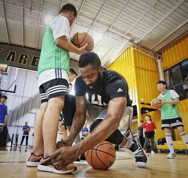 nba球星爱跪地:科比让人心疼,一人下跪为儿子系鞋