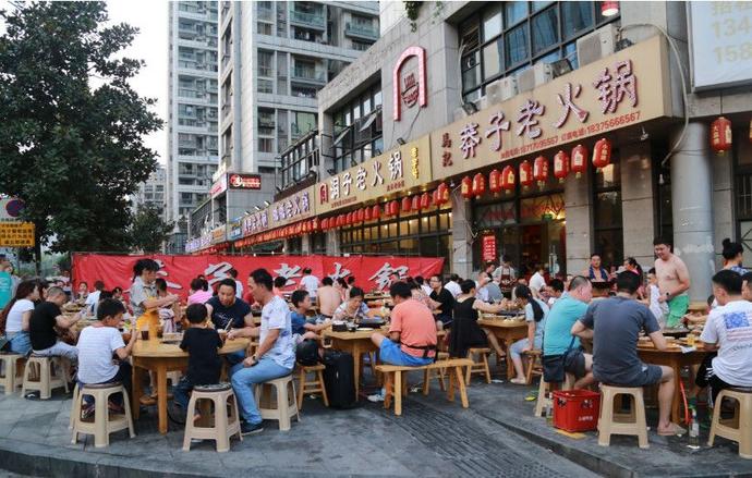 重庆火锅一条街生意冰火两重天一边火一边冷淡