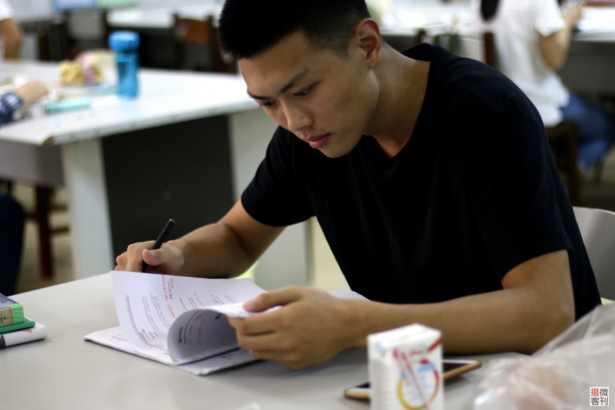 农村大学生为改变命运 暑假留校每天学习十几小时