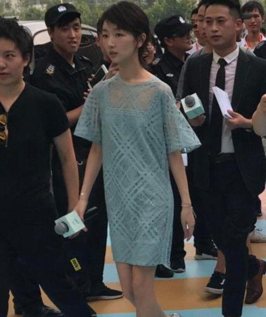 周冬雨近照曝光,网友惊讶:没见过女星胸部这么平平
