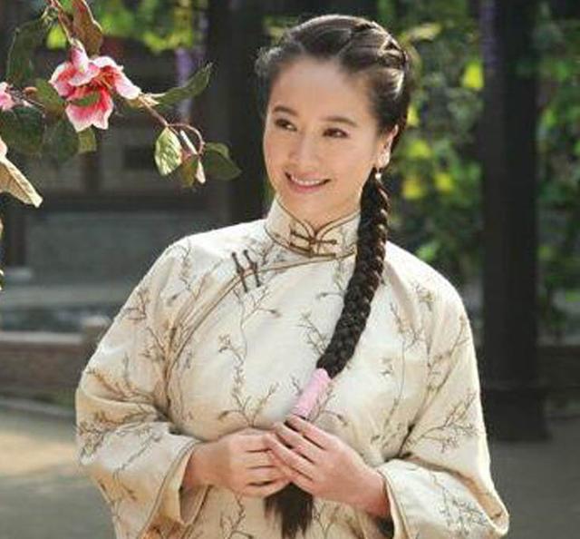 财神到》中饰演的关小珊,是《乾隆王朝》中饰演的固伦和孝公主十格格