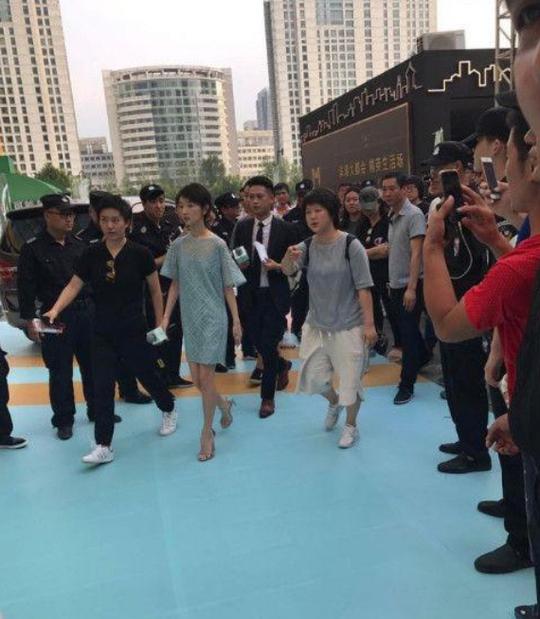周冬雨近照曝光,网友惊讶:没见过女星胸部这么平平