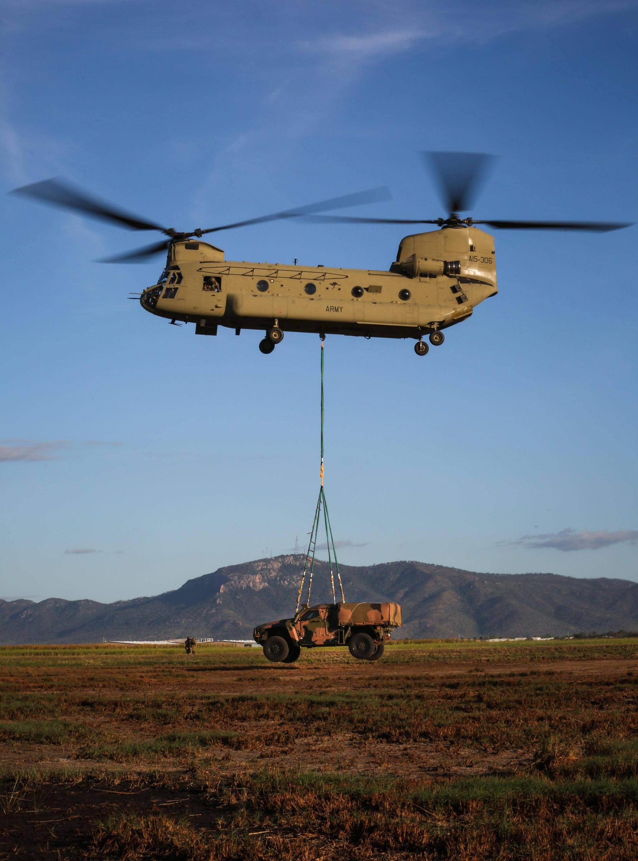 大开眼界澳军这型双旋翼直升机手脚麻利吊挂力强