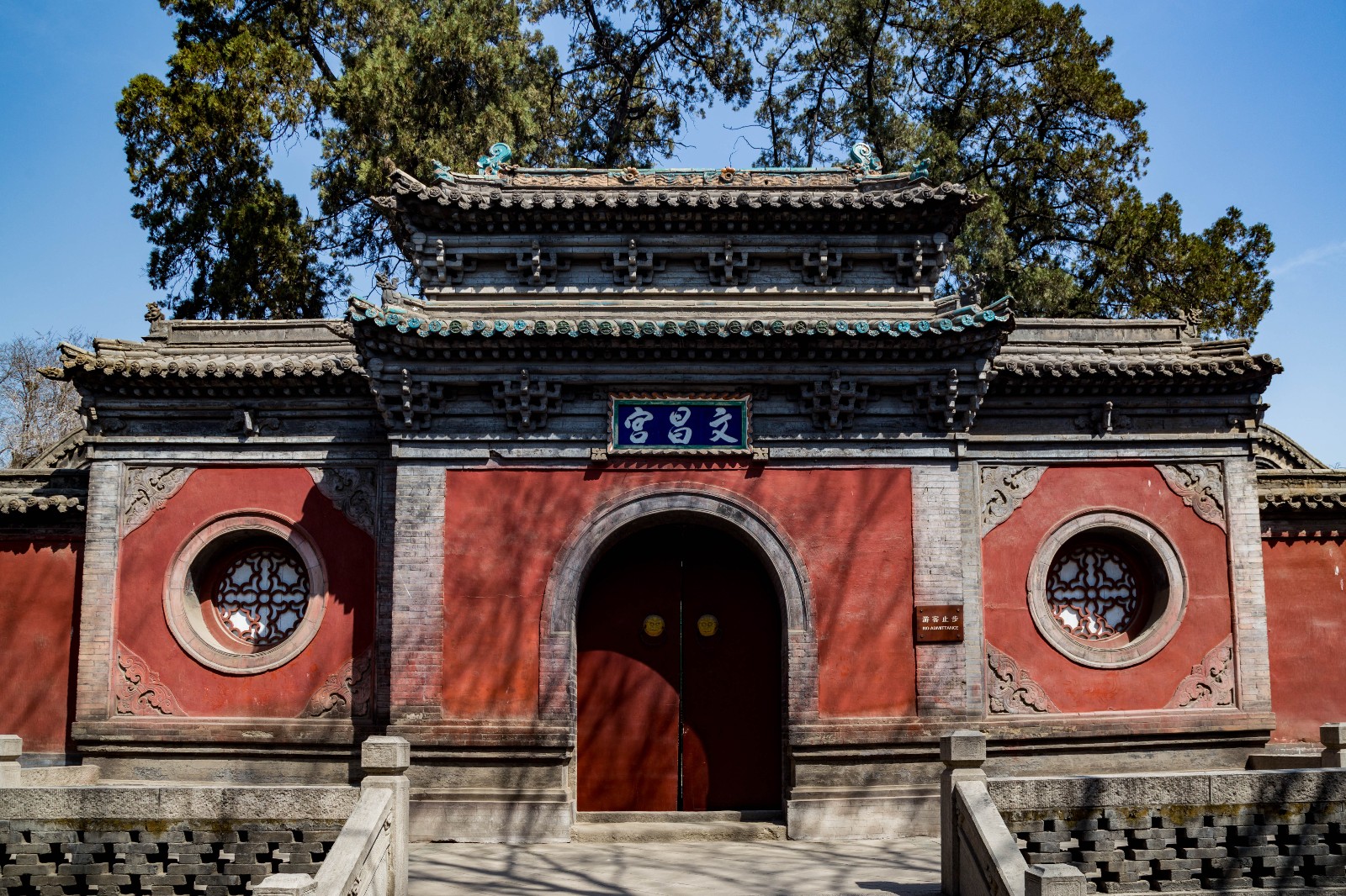 晋祠内的建筑,就多了一丝庄重,又极具年代感.