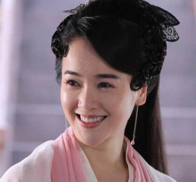 她是《财神到》中饰演的关小珊,是《乾隆王朝》中饰演的固伦和孝公主