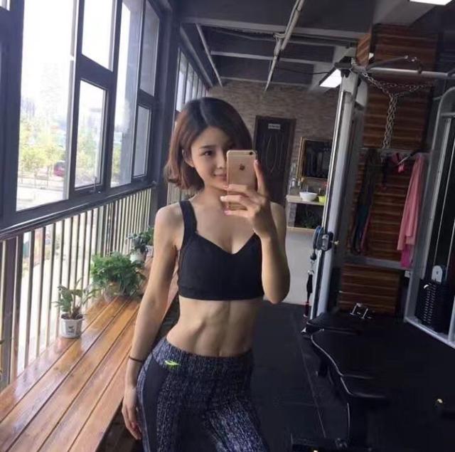 “格斗女神”有些角度又酷似当红女星杨幂,水嫩的肌肤搭配迷人的笑容,美得不可方物。