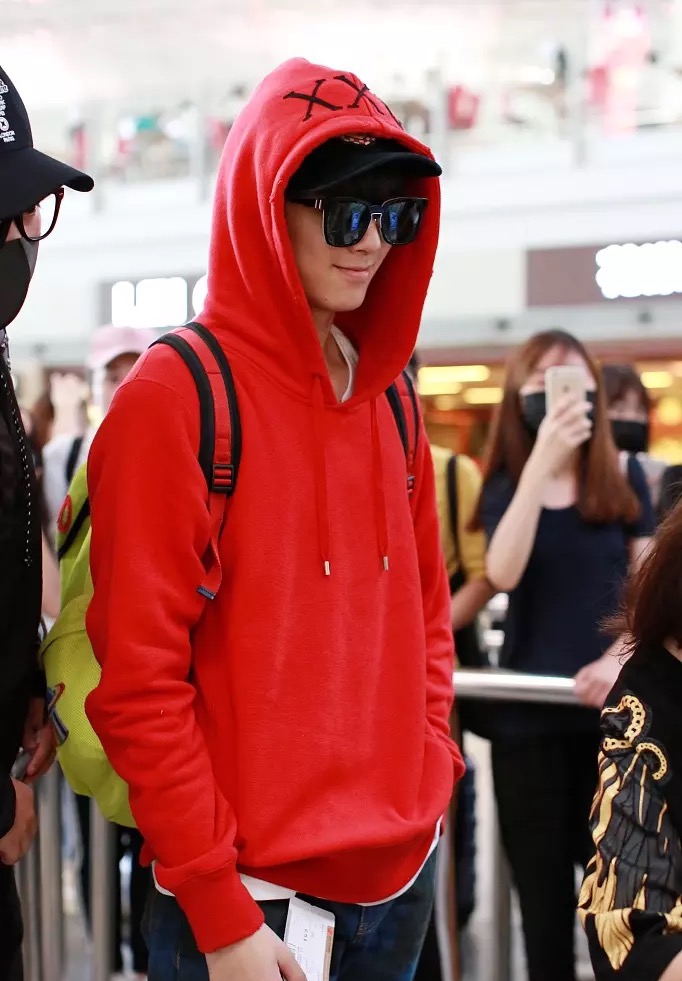 吴磊红色卫衣配牛仔裤阳光帅气,黑超遮面不掩少年感