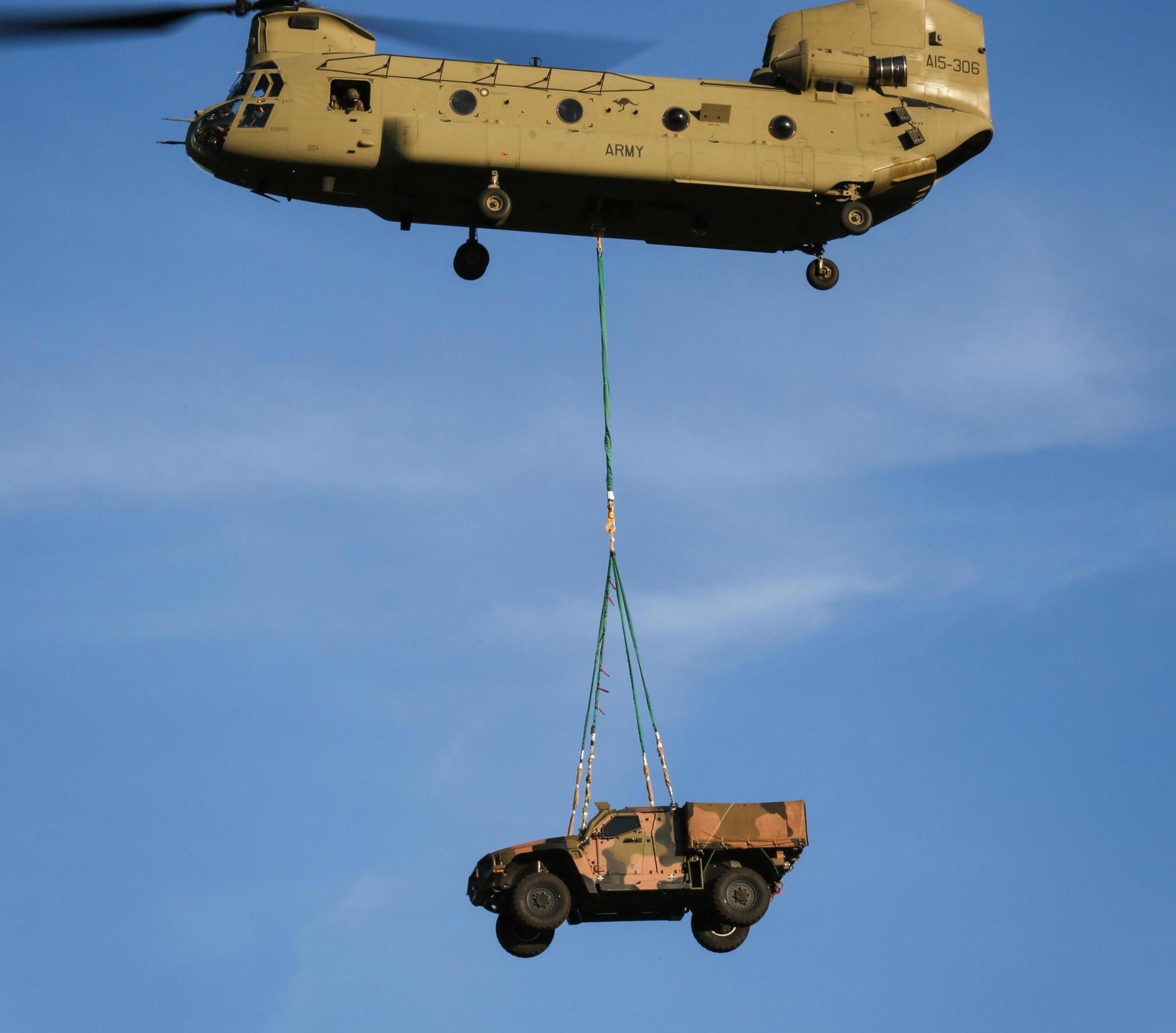 大开眼界澳军这型双旋翼直升机手脚麻利吊挂力强