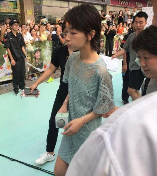 周冬雨近照曝光,网友惊讶:没见过女星胸部这么平平