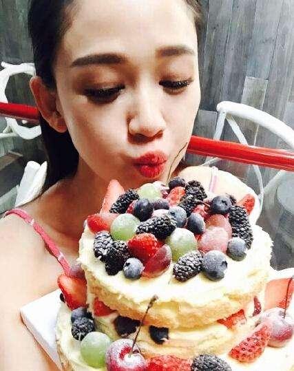 女星不怕胖吃蛋糕?蒋欣满脸奶油,杨紫吃相最开胃!