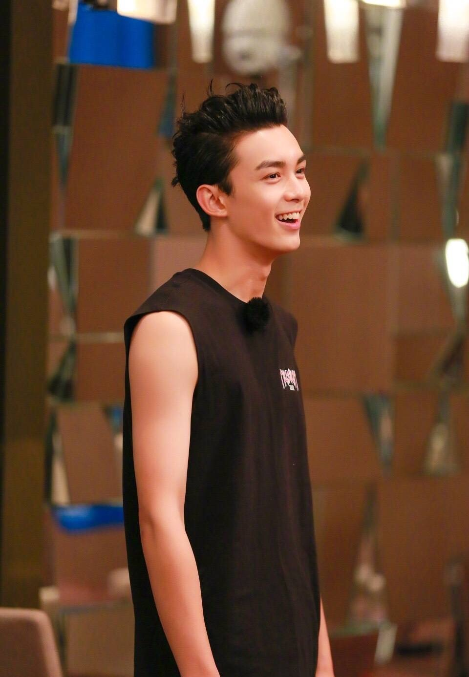 吴磊红色卫衣配牛仔裤阳光帅气,黑超遮面不掩少年感