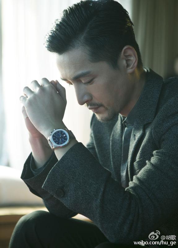 吸烟的胡歌,猛吸一口烟后跟粉丝打招呼,痞帅气质赞