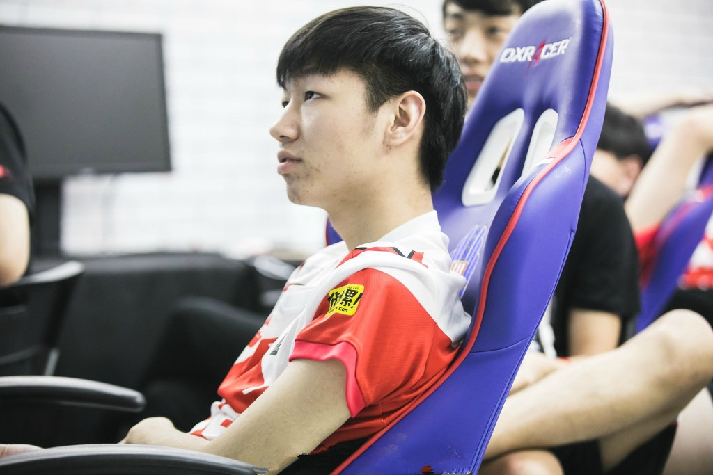 we康帝已成龙之弃子 或因沉迷女友疏于喂养大龙?