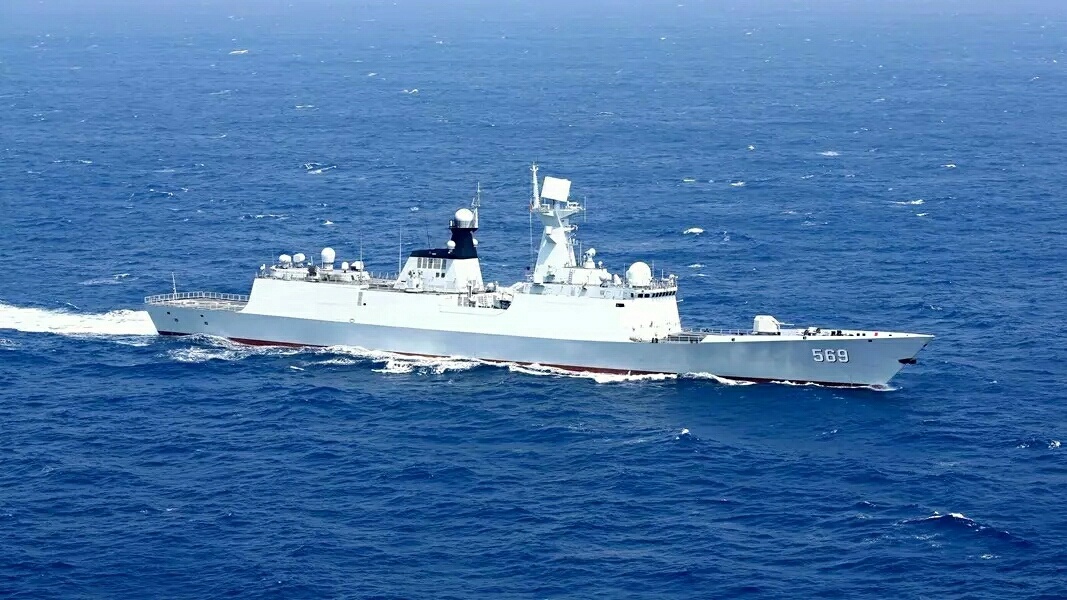 聚焦南海舰队进行战术演练连这艘驱逐舰都出场了