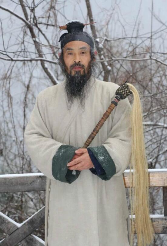 张忠诚道长承认拳套会阻碍虎爪功和铁砂掌的威力,但正因为有困难,他才