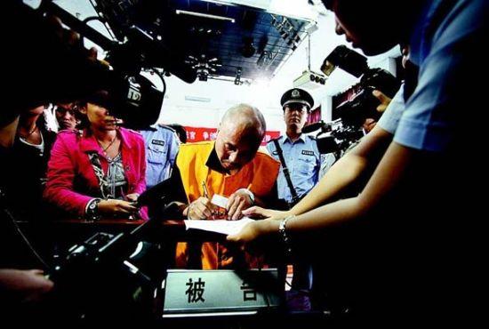 斗气车不可取，这些可能面临的后果，你都清楚吗？