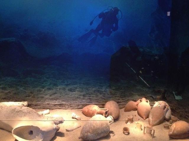 考古专家就服他偷尝一口千年古墓出土的高粱酒