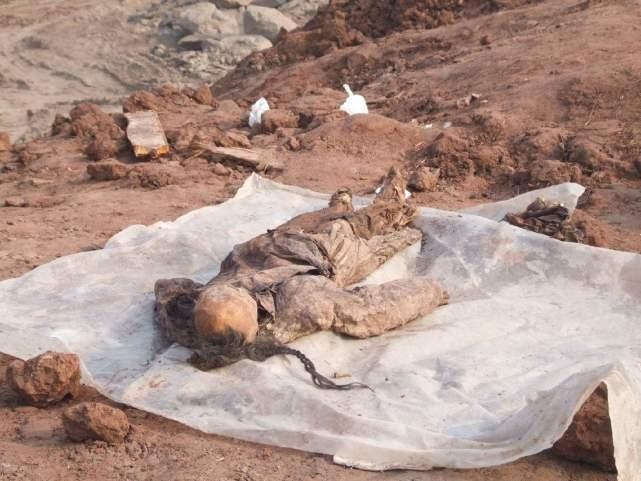 工地挖出一具干尸,不是皇帝却身穿龙袍,身份成谜