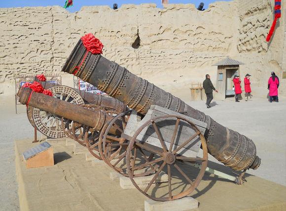 明朝末期,中国从西方引进了红夷大炮,到了清朝被改名"红衣大炮",这种