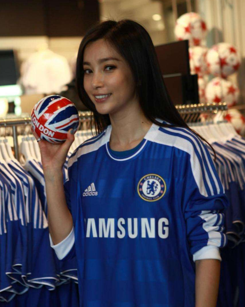 李冰冰的足球情缘:心系国足,曾与德罗巴特里合影|李冰冰|国足|俱乐部_