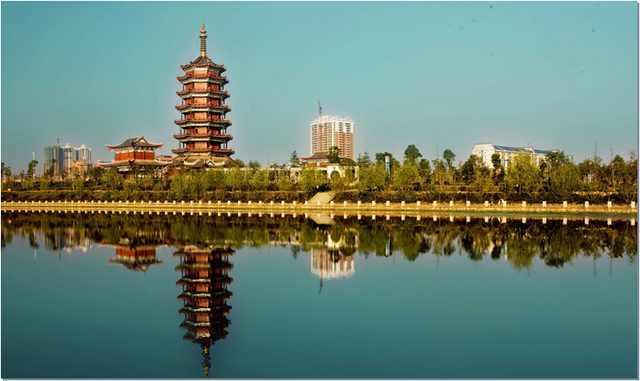 别称鹤城,古称鹤州,五溪,是湖南省辖地级市,全国性综合交通枢纽城市