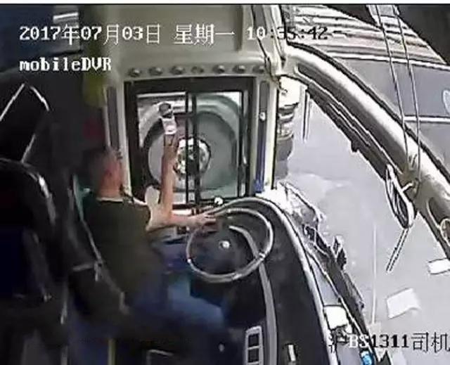 斗气车不可取，这些可能面临的后果，你都清楚吗？