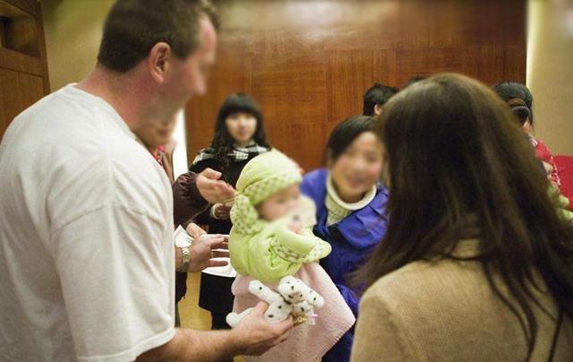 6年没生育老公去孤儿院领养个孩子不料亲生儿子