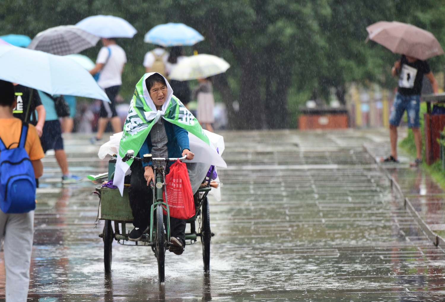西安雨中老人撑伞等孩子睡醒 自己淋湿_新浪看点