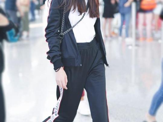 迪丽热巴该叫运动热巴?这身运动装黑白搭真