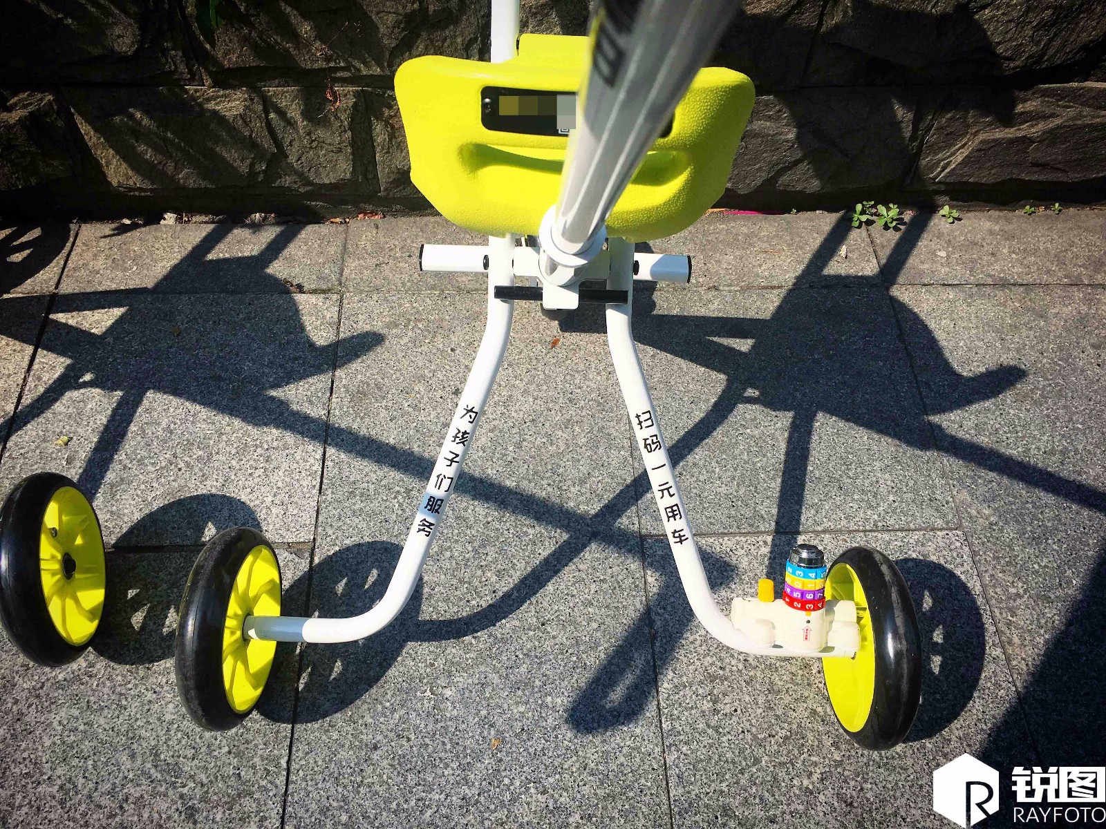 杭州街头出现共享婴儿车 曾在上海刚露面就被喊停