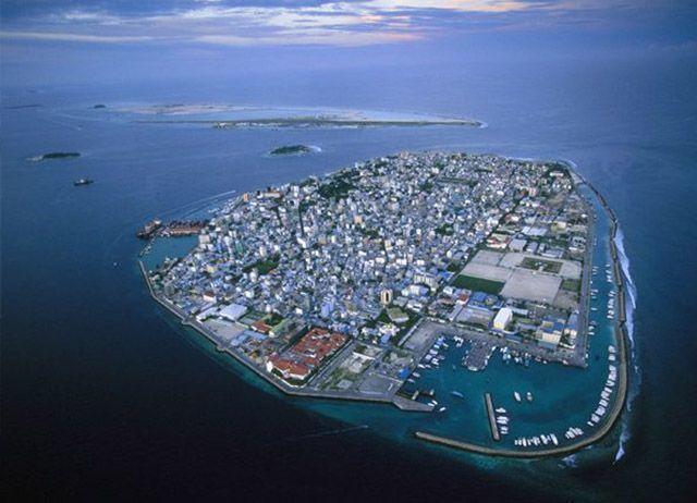 平方公里,人口大约12万人,但过半数的人都居住在斯里巴斯首都塔拉瓦岛